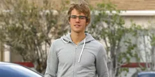 [FOTO] Nekat Buka Baju, Gaya Justin Bieber Makin Nggak Banget