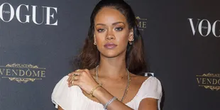 [FOTO] Nekat Muncul Tanpa Bra, Rihanna Pamer Area Intim