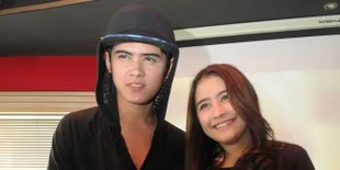 [FOTO] Ngantuk Berat, Prilly Tidur Cantik di Pangkuan Aliando