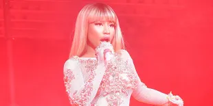 Foto: Nicki Minaj Pamer Bagian Pribadi di Balik Dress Transparan