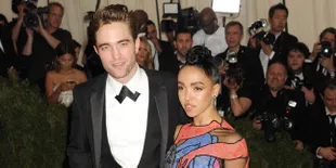 [FOTO] Pacar Robert Pattinson Tak Kenakan Bra, Begini Jadinya