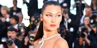 [FOTO] Pakai Baju Transparan, Bella Hadid Pamer Bagian Pribadi