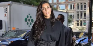[FOTO] Pakai Baju Transparan, Kim Kardashian Pamer Area Intim