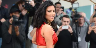 FOTO: Pakai Dress Lateks Super Ketat, Kim Kardashian Bikin Ngiler