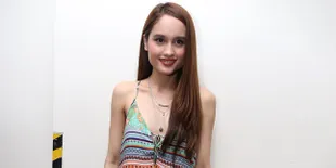 [FOTO] Pakai Dress Super Pendek, Cinta Laura Pamer Kaki Jenjang