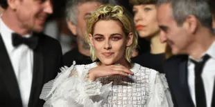 [FOTO] Pakai Gaun Transparan, Kristen Stewart Cantik Menawan