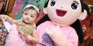 FOTO: Pakai Kacamata Hitam. Arsy Mirip Anang Atau Ashanty?
