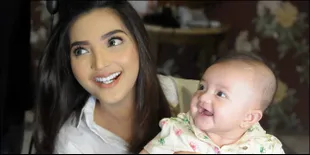 [Foto] Pakai Kaftan &#38; Kalung Mutiara, Baby Arsy Makin Sosialita!