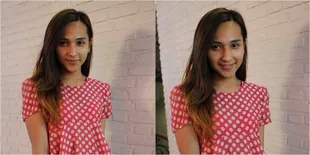 [Foto] Pakai Kebaya 'Jadul', Dena Rachman Secantik Putri Raja!