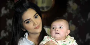 [Foto] Pakai Mukenah, Baby Arsy Makin Imut dan Islami!