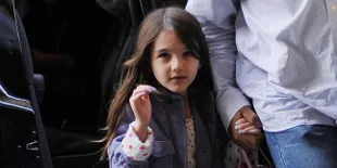 [FOTO] Pakai Pita Besar, Suri Cruise Tampil Cantik & Feminin