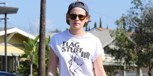 [FOTO] Pakai Sandal Jepit, Kristen Stewart Tetap Kece Badai!