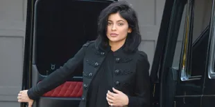 [FOTO] Pakai Waist Trainer Usai Melahirkan, Kylie Jenner Malah Dikritik