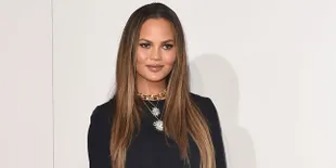 [FOTO] Pakaian Dalam Chrissy Teigen Kelihatan Saat Belanja