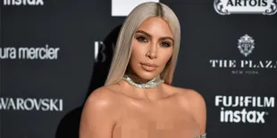 [FOTO] Pamer Abs, Ini Gaya Seksi Kim Kardashian Saat Halloween