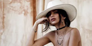 [FOTO] Pamer Body Killer, Emily Ratajkowski Topless di Pantai