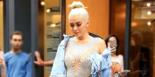 [FOTO] Pamer Cleavage, Kylie Jenner Tanpa Bra & Celana Dalam