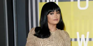 [FOTO] Pamer Tato Baru di Pinggang, Kylie Jenner Super Menggoda