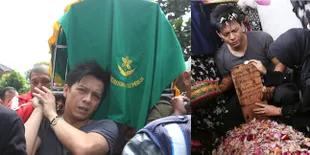 FOTO: Pelukan Hangat Ariel Tenangkan Tangisan Allea di Makam