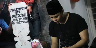 [FOTO] Pemandangan Haru, Saat Billy Syahputra Peluk Makam Olga