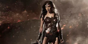 [FOTO] Penampakan Baru Gal Gadot Pakai Kostum Baru Wonder Woman