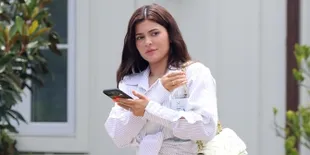 Foto Penampakan Wajah Kylie Jenner Sebelum dan Sesudah Makeup, Beda Banget!