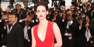 [FOTO] Penampilan Garang Kristen Stewart Dengan Baju Tentara
