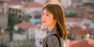 FOTO: Penampilan Perdana Song Hye Kyo Pasca Nikah, Wajah No Makeup