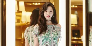 FOTO: Penampilan Perdana Sulli Pasca Putus, Pamer Punggung Cantik