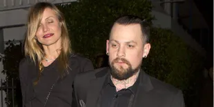 [FOTO] Penuh Cinta! Cameron Diaz Pegang Erat Tangan Benji Madden