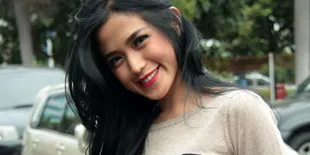 [Foto] Perdana, Jessica Iskandar Tunjukkan Bayinya ke Publik