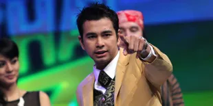 [Foto] Pertama Tampil di Dahsyat, Raffi Ahmad Bikin Studio Haru