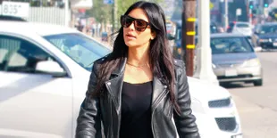 [FOTO] Perut Makin Buncit, Kim Kardashian Nekat Pakai Dress Ketat