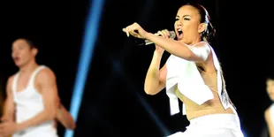 [Foto] Perut Seksi Agnes Monica di Foto Ini Palsu?