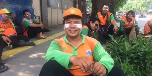 Foto Petugas Kebersihan Ini Buat Netizen Haru