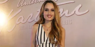 [FOTO] Photoshoot Cantik, Cinta Laura Pamer Punggung Mulus