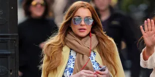 [FOTO] Photoshop Fail! Lindsay Lohan Rela 'Iris' Pinggangnya