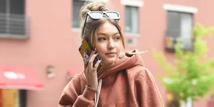 [FOTO] Photoshop Fail! Tangan Gigi Hadid Jadi Aneh di Cover Vogue