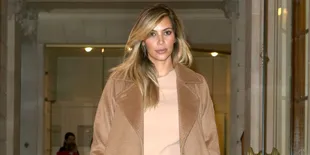[Foto] Pinggang Kim Kardashian Jadi Seramping Boneka Barbie