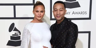 [FOTO] Pose Bareng John Legend, Chrissy Teigen Benar-Benar Bugil