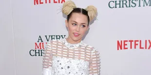 [FOTO] Pose Liar Miley Cyrus, Makan Pizza Sambil Setengah Bugil