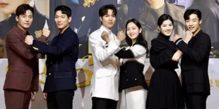 Foto Preskon Drama 'THE KING: ETERNAL MONARCH', Lee Min Ho Bagaikan Raja yang Menyapa Rakyat