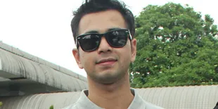 [Foto] Prihatin, Fans Raffi Ahmad Pakai Kaos Dukungan