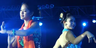 [Foto] Prisa Nasution dan Happy Salma, Duet Maut Sesama Ronggeng