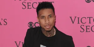 [FOTO] Rayakan Hari Kemerdekaan US, Tyga Pesta Dengan Wanita Ini