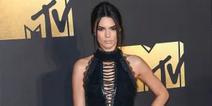 [FOTO] Rayakan Ultah ke-21, Kendall Jenner Dapat Kado Mobil Mewah