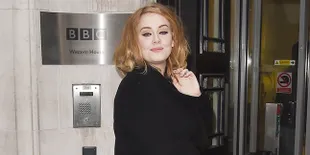 FOTO: Rebahan Manja di Sofa, Adele Tampak Ramping & Super Cantik