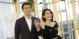 Foto Reino Barack Jadi Imam, Salat Berjamaah Bersama Keluarga Syahrini