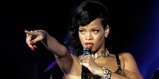 [Foto] Rihanna Lebih Kelam di Klip 'What Now'