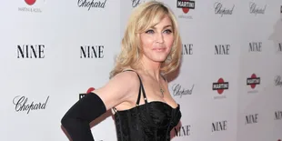 [FOTO] Rok Melayang, Bagian Pribadi Madonna Jadi Santapan Publik